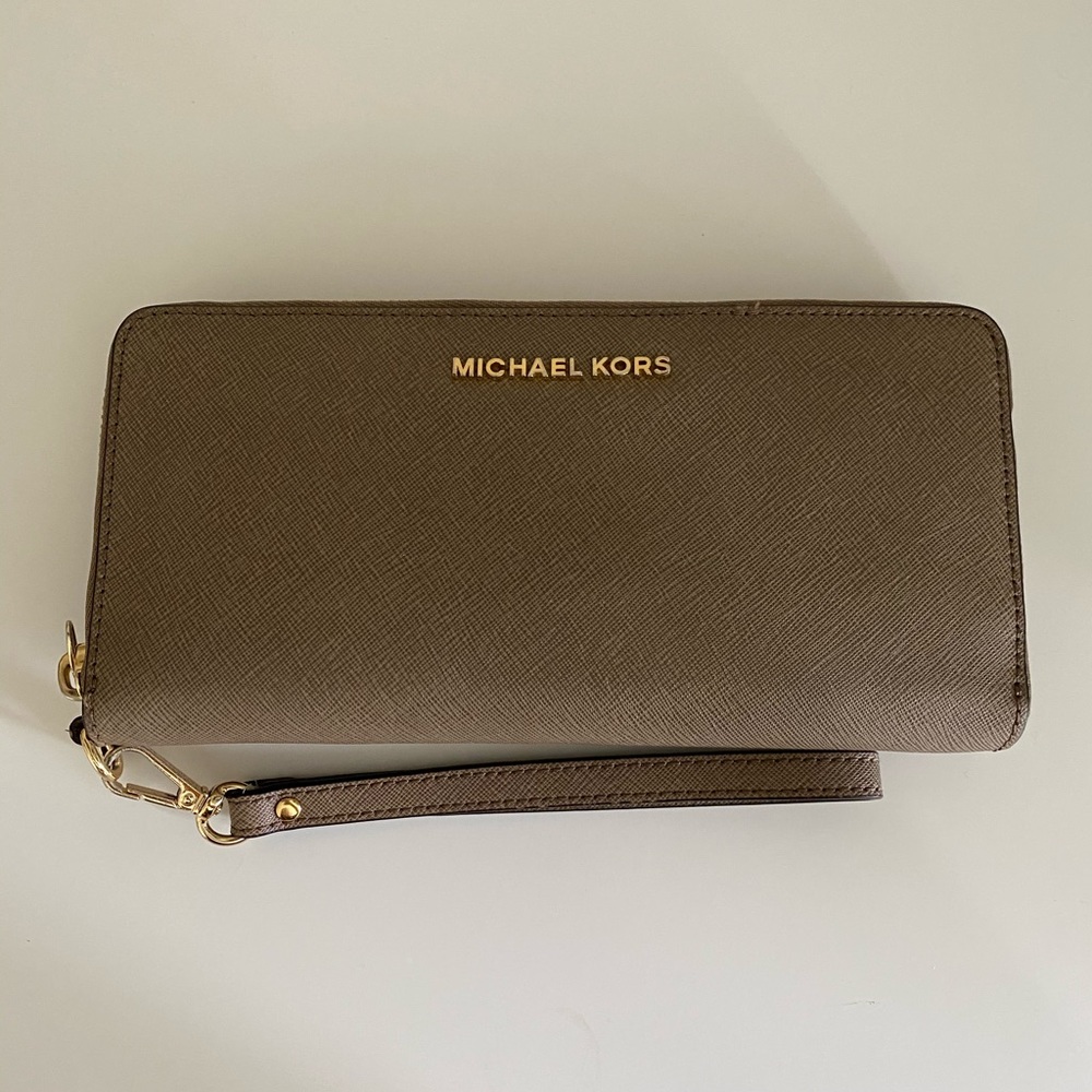 MICHAEL KORS : NUDE JET SET TRAVEL WALLET